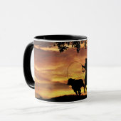 Mug Cowboy Roping Steer au coucher du soleil (Devant gauche)