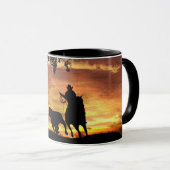 Mug Cowboy Roping Steer au coucher du soleil (Devant droit)