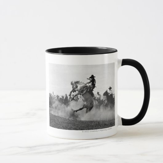 Mug Cowboy sur cheval sauvage s'opposant (Droite)