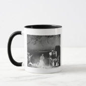 Mug Cowboys jouant et chantant autour d'un feu de camp (Gauche)