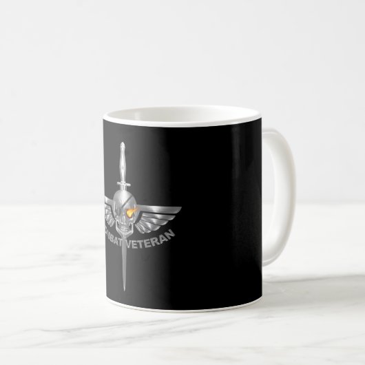 Mug Crâne ailé de combat avec Dagger (Devant droit)