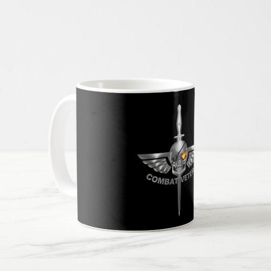 Mug Crâne ailé de combat avec Dagger (Devant gauche)