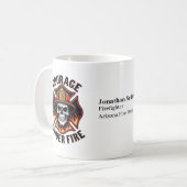 Mug Crâne de pompier unique dans la croix maltaise de (Devant gauche)
