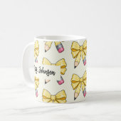 Mug Crayon Ruban Jaune Coquette Professeur Nom (Devant gauche)