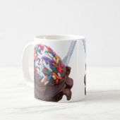 Mug Crème glacée au chocolat foncé avec arrosage arc-e (Devant gauche)
