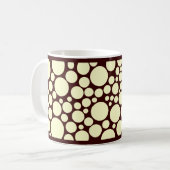 Mug Crème Tachetée sur Marron Foncé (Devant gauche)