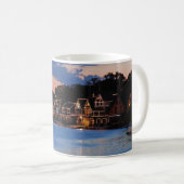Mug Crépuscule de rangée de Boathouse (Devant droit)