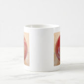 Mug Crimson Stitch Focus : Gros plan du coeur du crick (Centre)