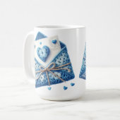 MUG CROCHET BLANC ET BLEUE DÉCOUVRENT LES ENVELOPPES (Devant gauche)
