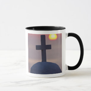 Mug Croix sur le dessus de l'église au coucher du sole