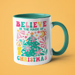 Mug Croyez En La Magie De Noël Retro Boho<br><div class="desc">Believe In The Magic Of Christmas Retro Boho Festive Holiday Mug présente le texte "Believe In The Magic Of Christmas" dans la typographie de script moderne accentuée avec un arbre de Noël coloré de style Matisse, des fleurs et une bougie. Parfait pour les cadeaux de Noël, fêtes de Noël et...</div>