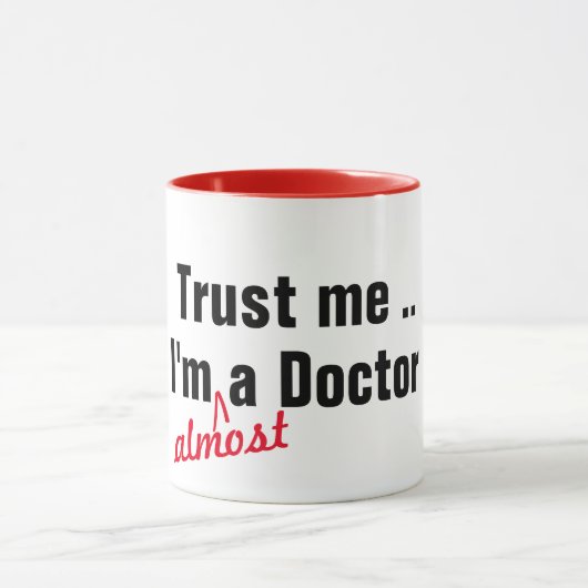 Mug croyez-moi, je suis presque médecin, un jeu de mot (Centre)