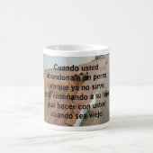 Mug cuando évincé abandona el perro (Centre)