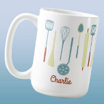 Mug Cuisine rétro personnalisée<br><div class="desc">Des outils de cuisine rétro amusants. Modifiez le nom ou le texte à personnaliser. Art original de Nic Squirrell.</div>