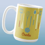 Mug Cuisine rétro personnalisée<br><div class="desc">Des outils de cuisine rétro amusants pour votre cuisinier ou cuisinier préféré. Modifiez le nom ou le texte à personnaliser. Art original de Nic Squirrell.</div>