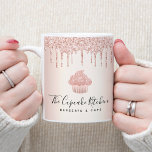 Mug Cupcake Boulangerie Pâtisserie Chef Rose Gold Part<br><div class="desc">Présentez-vous à vos clients, avec cette tasse à café élégante, sophistiquée, simple et moderne. Un cupcake en or brillant et rose, une typographie manuscrite de script et des gouttes de parties scintillant superposent un arrière - plan en or sombre en rose métallique. Personnalisez-vous avec votre nom d'entreprise complet ou d'autres...</div>