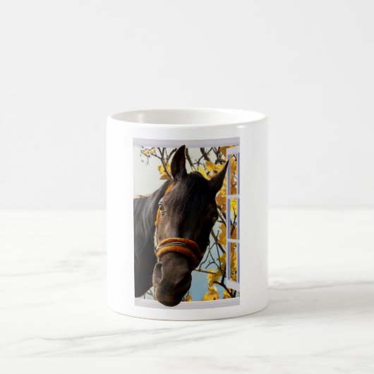 Mug Curieux Cheval À Travers La Fenêtre De La Cuisine (Centre)