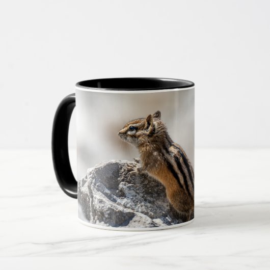 Mug Curious Brown Chipmunk – Alberta Wildlife (Devant gauche)