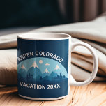 Mug Custom Ski Town Colorado City Mountain<br><div class="desc">Customisé tasse de montagne bleue pour votre chalet de ski ou la station de montagne du Colorado où les gens voyagent pour le ski et les vacances d'hiver. Ces tasses personnalisées cool présentent un joli dessin de montagnes enneigées et un paysage bleu. Une grande nature gardera le saké pour une...</div>