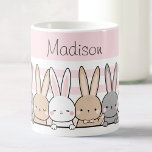 Mug Cute Bunnies Personnalisé<br><div class="desc">Profitez de vos boissons préférées dans le style avec cette adorable tasse de nom personnalisée, avec une charmante rangée de petits lapins mignons dressés contre un arrière - plan rose doux. Parfait pour les enfants comme pour les amoureux des animaux, cette tasse de haute qualité peut être personnalisée avec n'importe...</div>