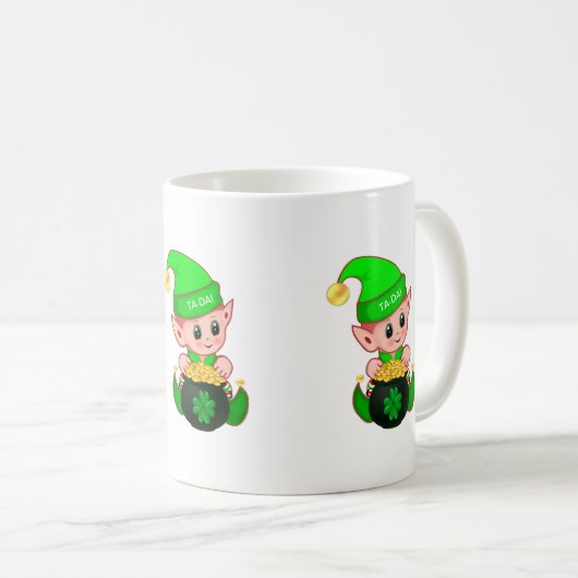 Mug Cute elf avec une casserole d'or et shamrock chanc (Devant droit)