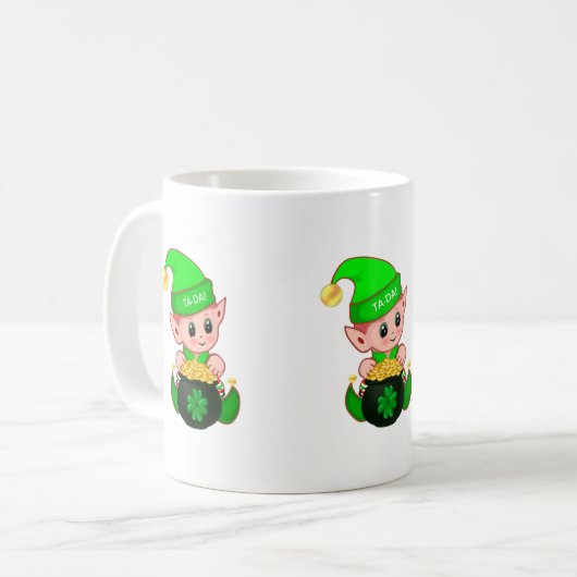 Mug Cute elf avec une casserole d'or et shamrock chanc (Devant gauche)