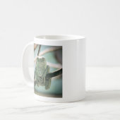 Mug Cute grenouille verte assise sur une branche (Devant gauche)