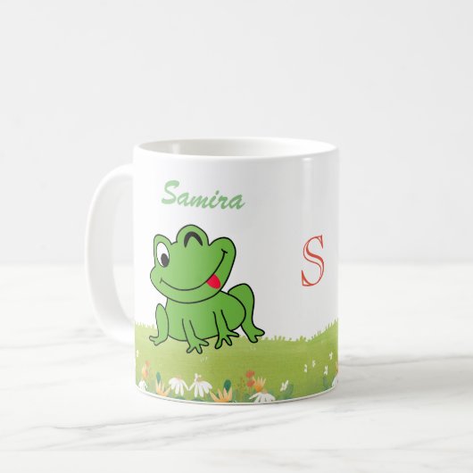 Mug Cute Happy Frog assis sur l'herbe Nom initial (Devant gauche)