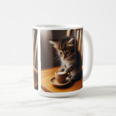 Mug Cute Kitten assis dans une chaise avec une tasse. (Devant droit)