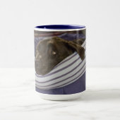 Mug Cute labrador au chocolat Retriever sur lit violet (Centre)
