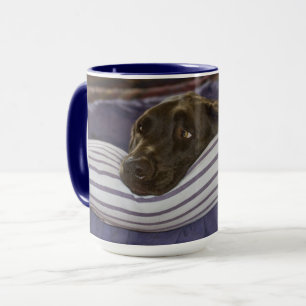 Mug Cute labrador au chocolat Retriever sur lit violet