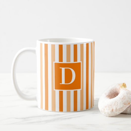 Mug Cute moderne orange et blanc rayé initial (Avec donut)