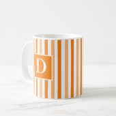 Mug Cute moderne orange et blanc rayé initial (Devant gauche)