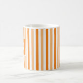 Mug Cute moderne orange et blanc rayé initial (Centre)