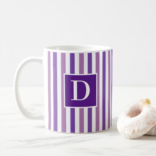 Mug Cute moderne violet blanc rayé initial (Avec donut)