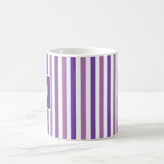 Mug Cute moderne violet blanc rayé initial (Centre)