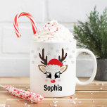 Mug Cute Reindeer Girl Santa Hat Nom personnalisé Noël<br><div class="desc">Un café de Noël mignon et girly ou une tasse de cacao chaud est illustré d'une douce face de renne de Rudolph avec un nez rouge brillant, des cils et des bois. Elle est habillée d'un casquette du Père Noël rouge et entourée de flocons de neige gris clair. Personnalisez cette...</div>