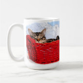 Mug Cute Sleeping Kitten Dans Panier Rouge Lumineux Ph (Gauche)