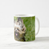 Mug Cute Yorkshire Terrier Running Through Grass (Devant droit)