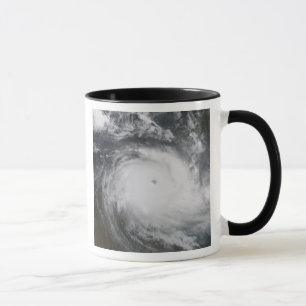 Mug Cyclone Monica dans l'océan de South Pacific