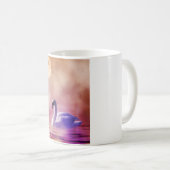 Mug Cygne blanc flottant sur un lac brumeux (Devant droit)