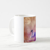Mug Cygne blanc flottant sur un lac brumeux (Devant gauche)