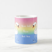 Mug Cygne fait sur commande d'arc-en-ciel des textes (Centre)