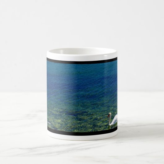 Mug cygne solitaire dans l'océan bleu (Centre)