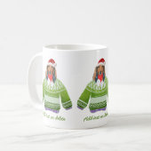 Mug Dachshund à poil long portant un pull moche pour N (Devant gauche)