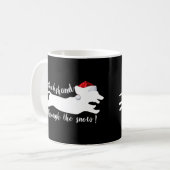 Mug Dachshund à travers la neige Fêtes de Noël (Devant gauche)