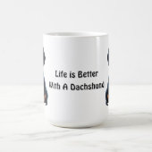 Mug Dachshund Chiot assis et regardant avec Innocent (Centre)