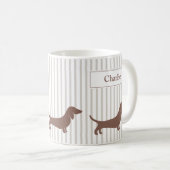 Mug Dachshunts Brown sur bandes beiges Nom personnalis (Devant droit)