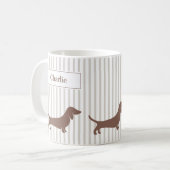 Mug Dachshunts Brown sur bandes beiges Nom personnalis (Devant gauche)