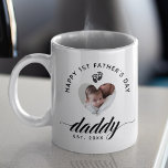 Mug Daddy Script Happy First Fête des pères Heart Phot<br><div class="desc">Souhaitez à votre nouveau père une première Fête des pères heureuse avec cette photo de première Fête des pères spéciale et mémorable script papa. Le design comprend un design typographique moderne "daddy" avec "Happy 1st Fête des pères" et une photo personnalisée en forme de coeur. De jolies petites empreintes de...</div>